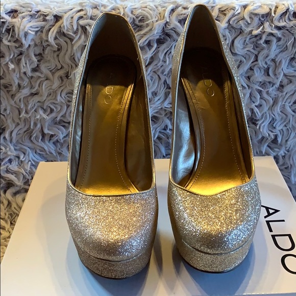 Aldo Capecoral Gold heels, size 10 - Picture 5 of 6